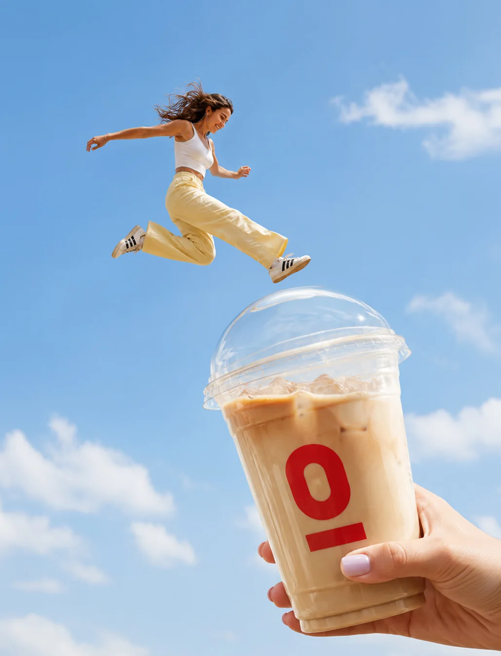 Espressolab bardağının üstünden atlayan figürle hazırlanan yaz kreatifi