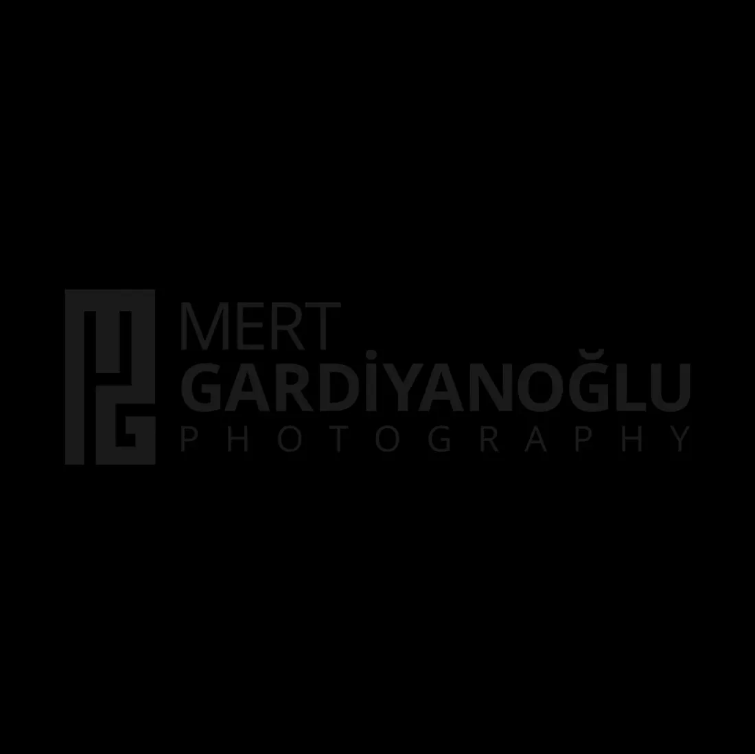 Mert Gardiyanoğlu Photography logosu, siyah zemin